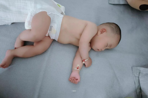 滑县几个月宝宝会抬头
